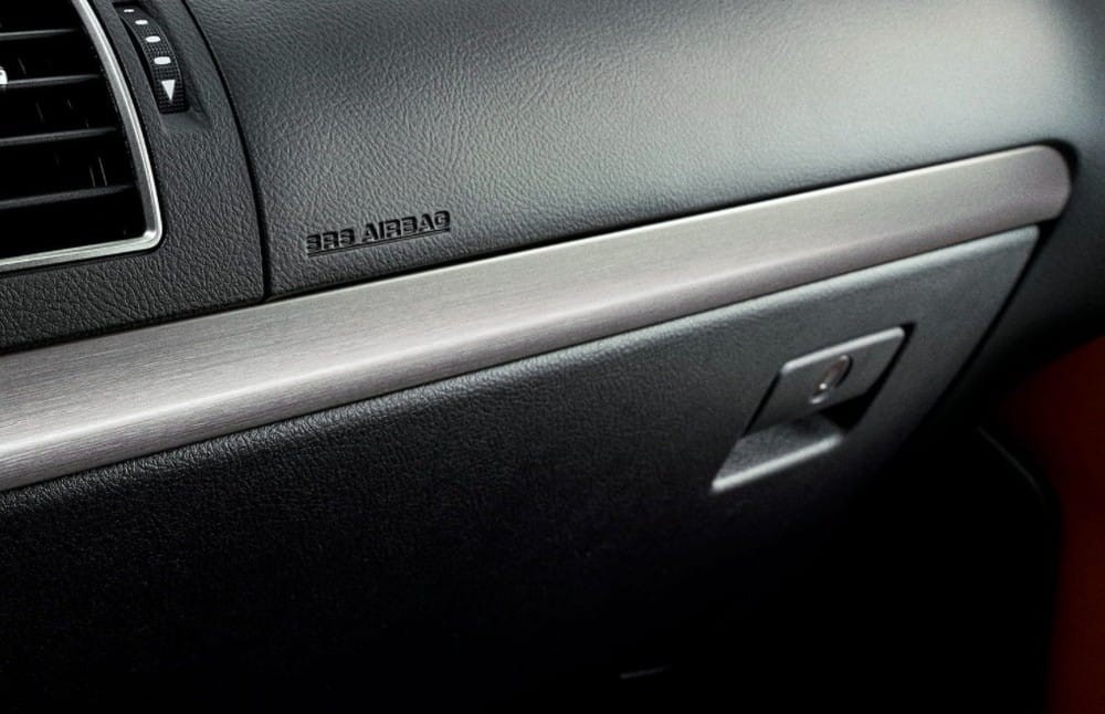 Ốp trang trí màu bạc ở mặt táp-lô trước mặt hành khách trên ghế phụ lái

