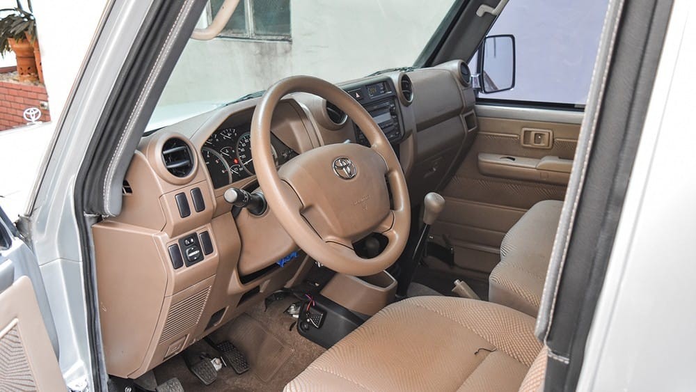 Nội thất của chiếc Toyota Land Cruiser 76 bọc giáp