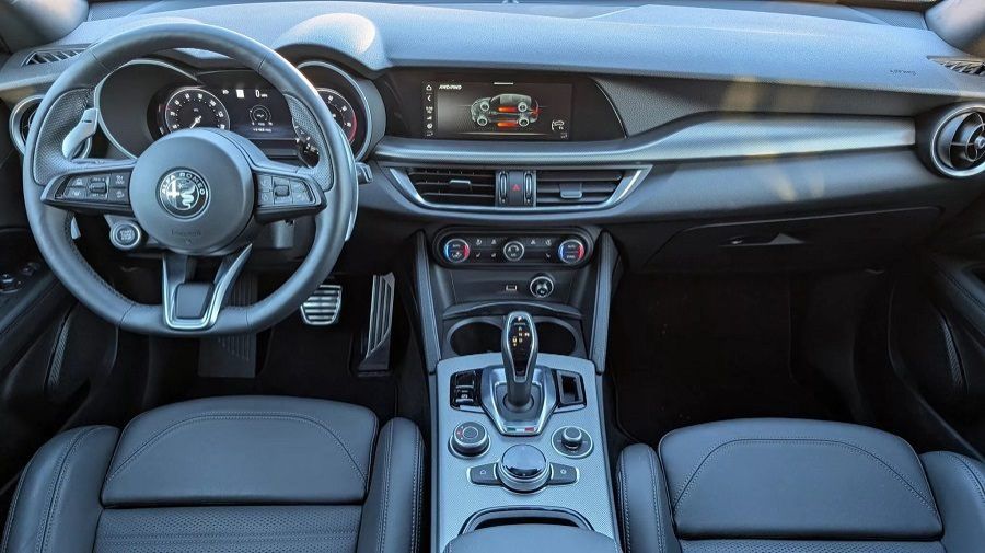 nội thất Alfa Romeo Stelvio 2025