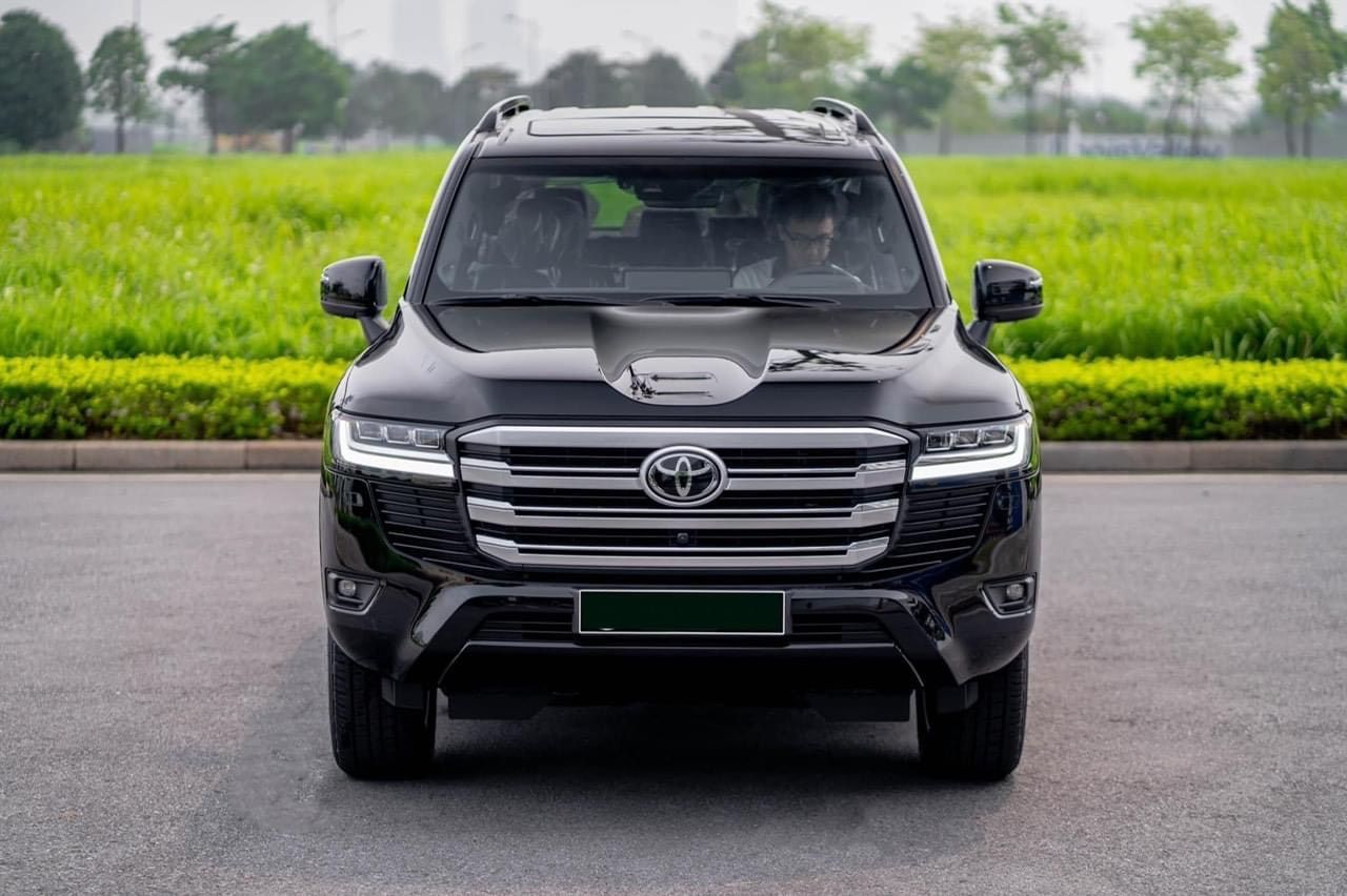 Land Cruiser LC300 sẵn xe TRẮNG - ĐEN - ĐỒNG - Giao Ngay