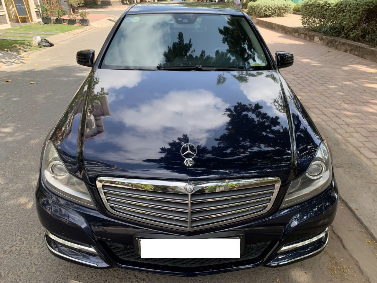 Do cần lên đời nên mình bán lại chiếc xe Mercedes C250 sản xuất 2012