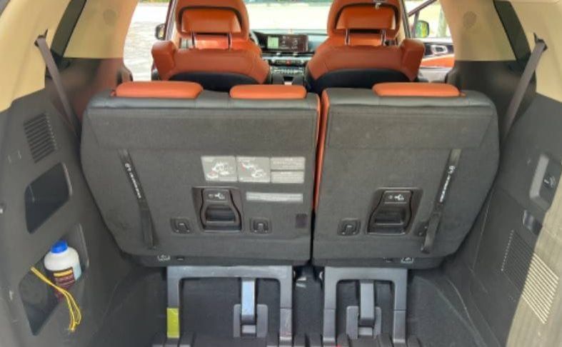 Kia Carnival bản Signature Đỏ Cam