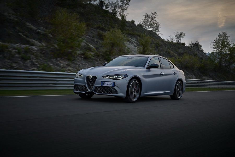 đầu xe Alfa Romeo Giulia 2023