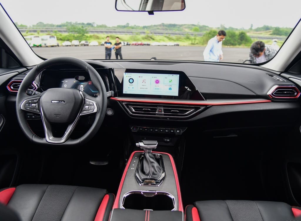 Đánh giá xe Oshan X5 năm 2020 về thiết kế vô lăng & táp lô