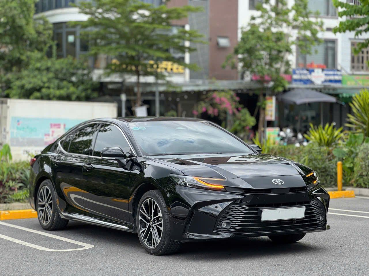 Hàng khủng Camry 2.0Q Model 2025, Dán PPF 77 tr thân vỏ,