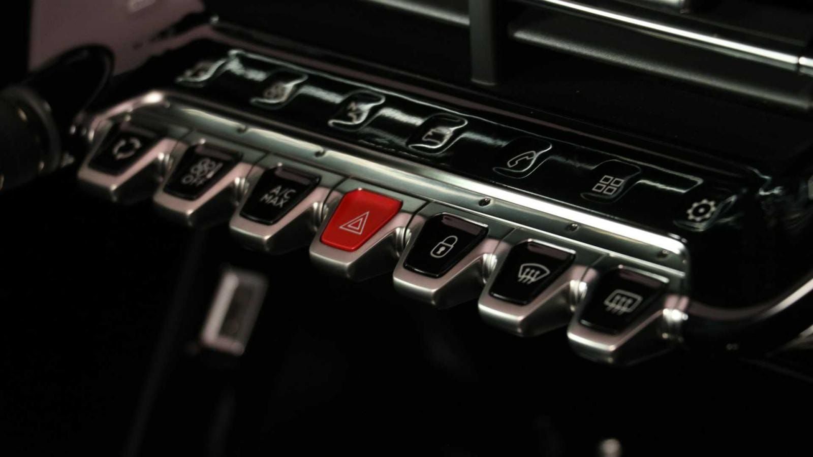 Các nút bấm gợi liên tưởng đến phím đàn piano khá đặc trưng của xe Peugeot trong thời gian gần đây đặc trưng của xe Peugeot