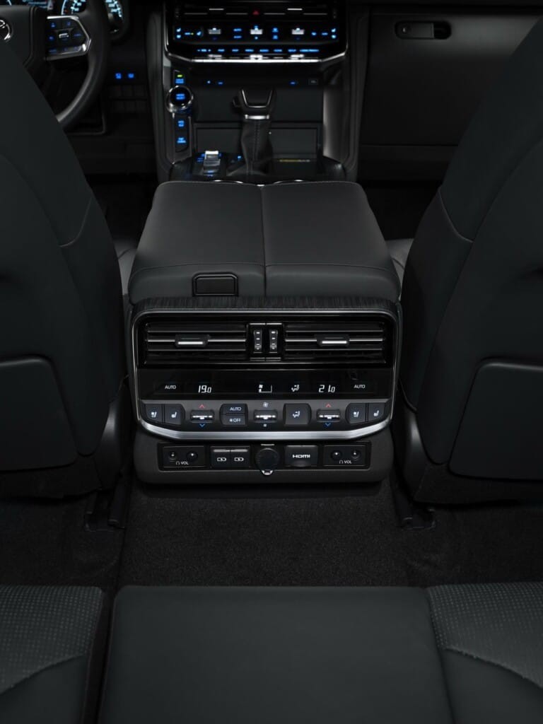 Cửa gió điều hòa và các nút chỉnh dành cho hàng ghế sau của Toyota Land Cruiser 2022 ưCửa gió điều hòa và các nút bấm dành cho hàng ghế sau