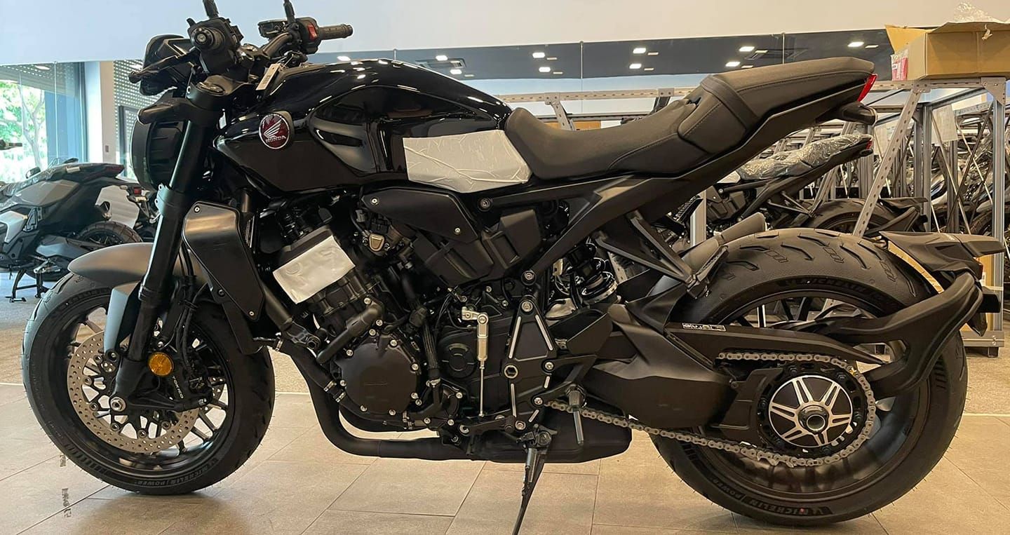 Mẫu xe Honda CB1000R Black Edition 2021 nhập tư đầu tiên về Việt Nam 39 Honda CB1000R Black Edition 2021 vẫn không thay đổi hiệu suất động cơ. Có công suất tối đa 143,5 mã lực và mô-men xoắn cực đại 104 Nm.