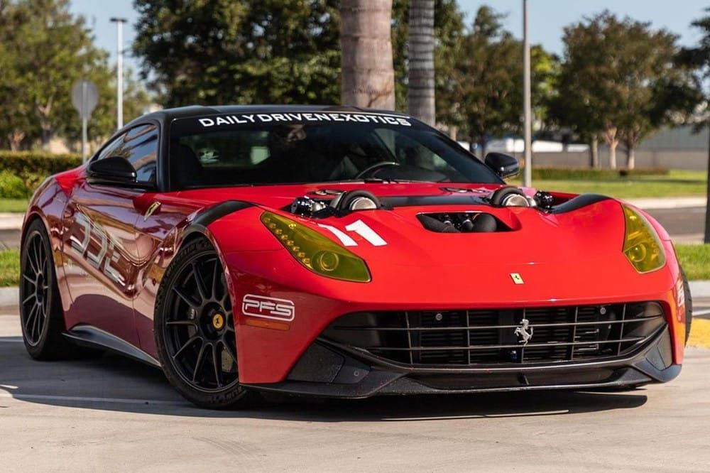 Đây là chiếc xe Ferrari F12berlinetta độ 1.500 mã lực với bộ tăng áp kép thò khỏi nắp capô 34