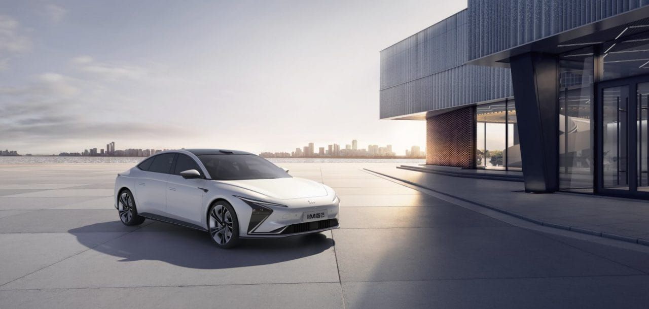 Zhiji L7 - ô tô điện chạy được 1.000 km và có sạc pin không dây