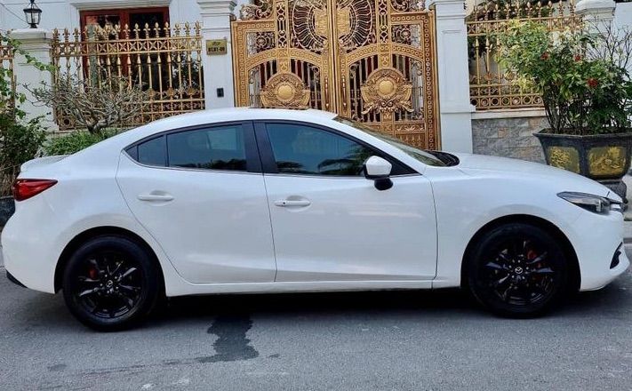 Gia đình mình cần bán xe Mazda3 FaceLift màu trắng