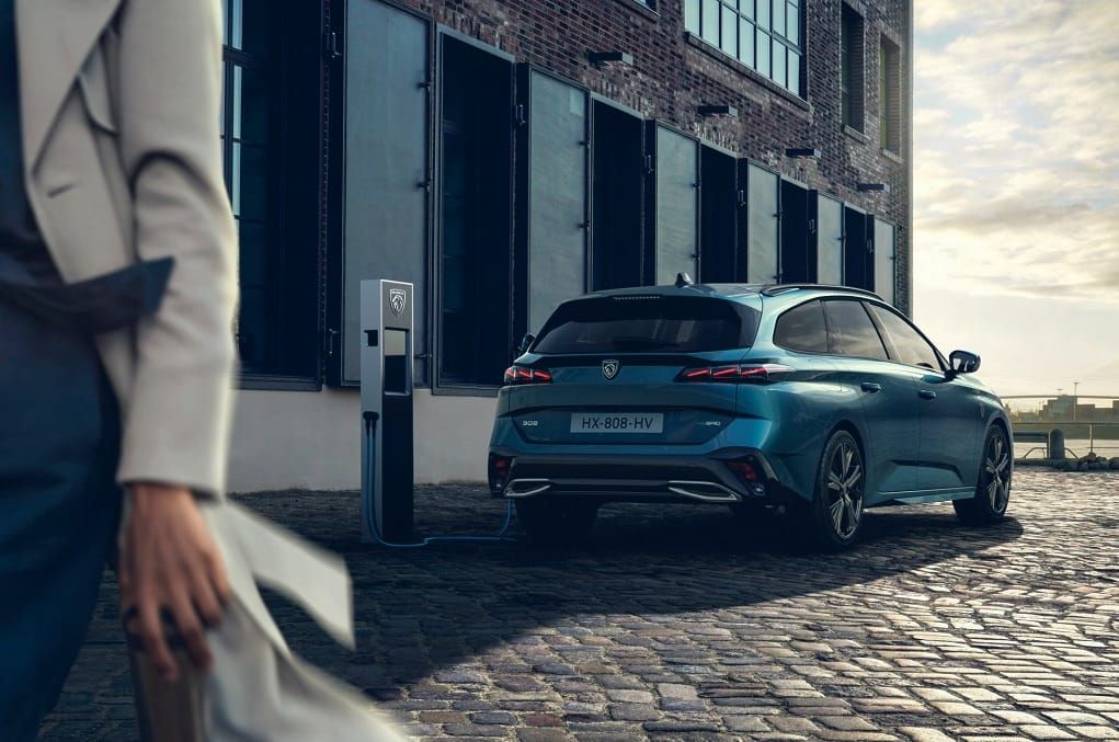 Phần đuôi xe của Peugeot 308 SW 2022 được thiết kế lại để phù hợp với mặt trước có phần táo bạo và thân xe vạm vỡ