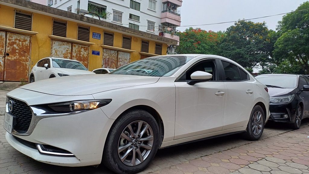 Bán mazda 3 màu trắng 2021 chạy siêu ít km 1vạn