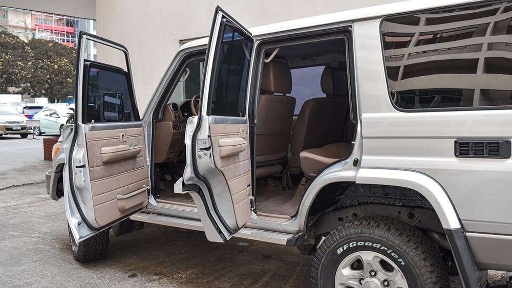 Chiếc Toyota Land Cruiser 76 bọc giáp khi mở cánh cửa