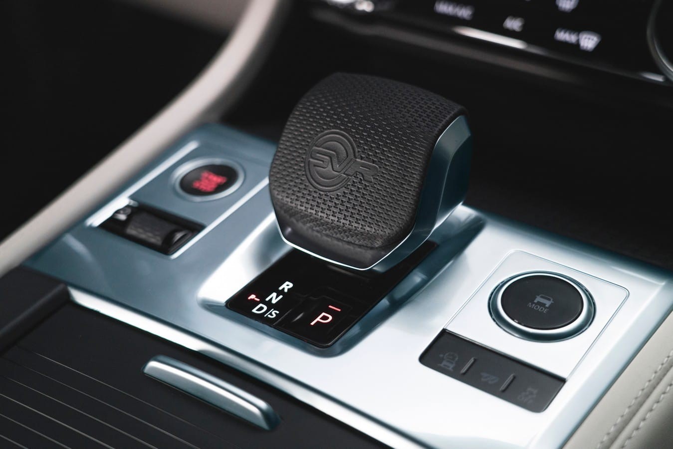 JAGUAR F-PACE SVR-10