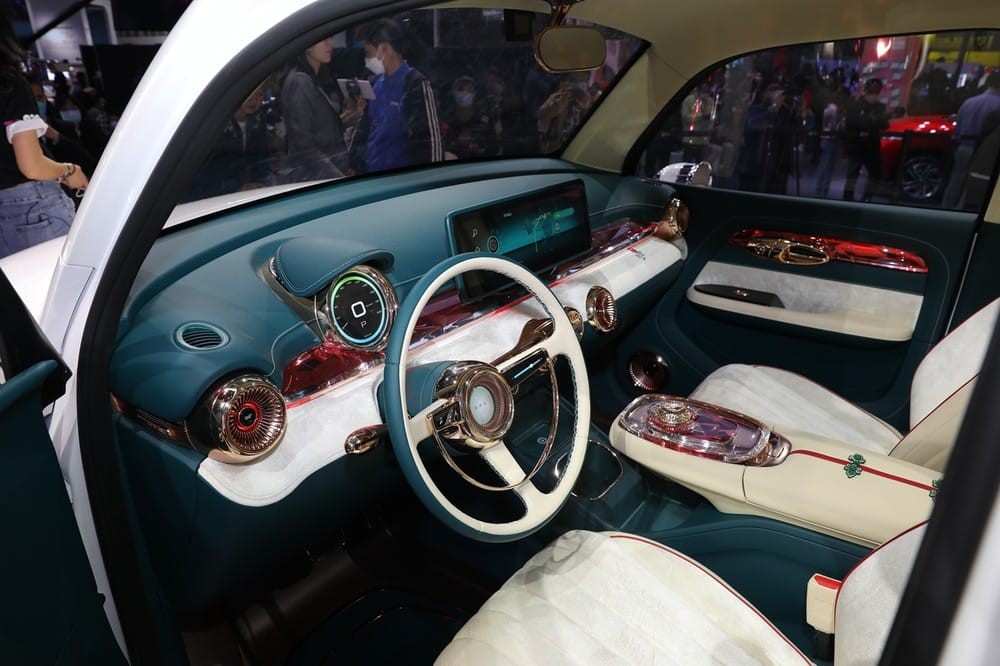 Nội thất phía trước của xe điện Ora Punk Cat