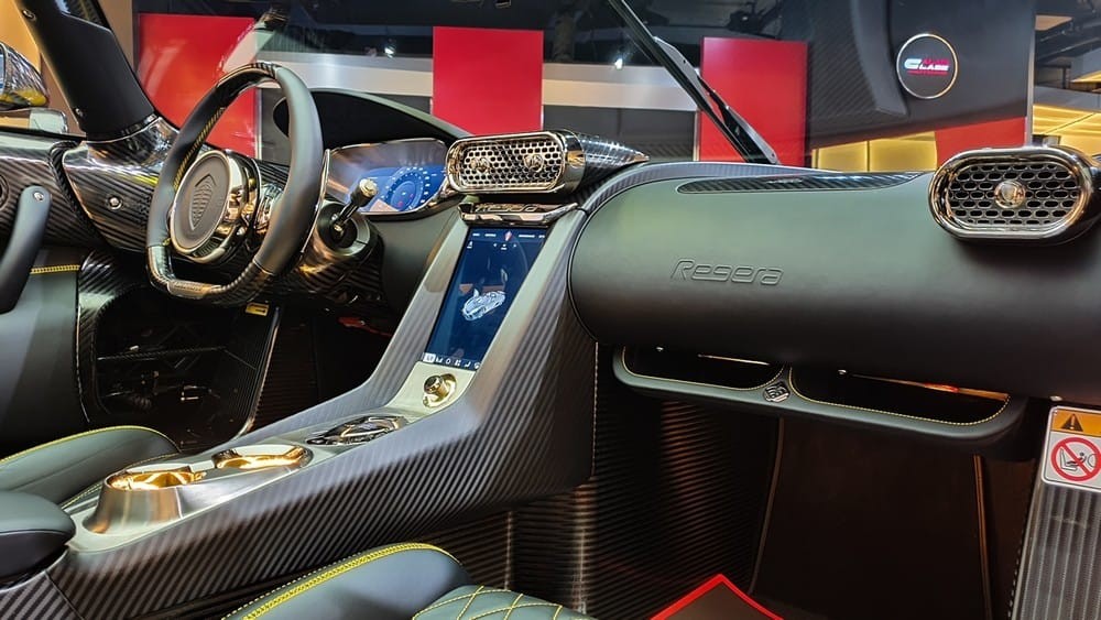 Chất liệu tạo ra khoang lái của Koenigsegg Regera có da cao cấp, kim loại đắt tiền, sợi carbon nhám và vàng Chất liệu tạo ra khoang lái của Koenigsegg Regera có da cao cấp, kim loại đắt tiền, sợi carbon nhám và vàng