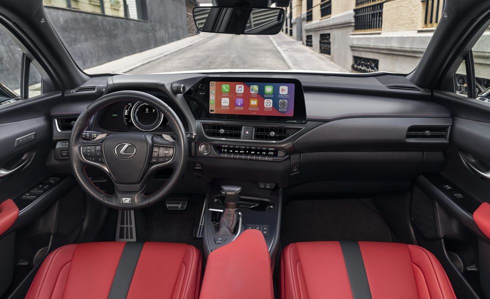 buồng lái Lexus UX250h Hybrid 2023