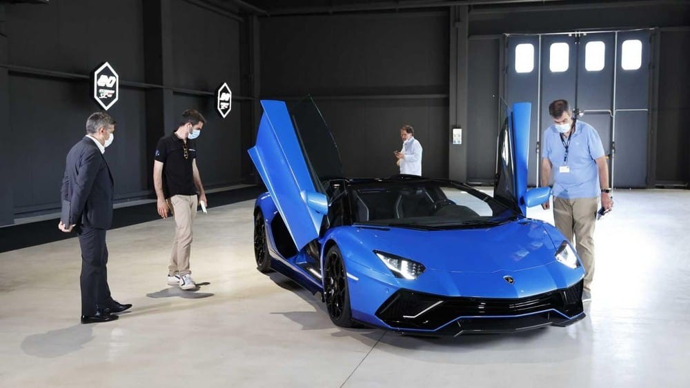 Lamborghini Aventador LP 780-4 Ultimae Roadster sơn 2 màu xanh dương