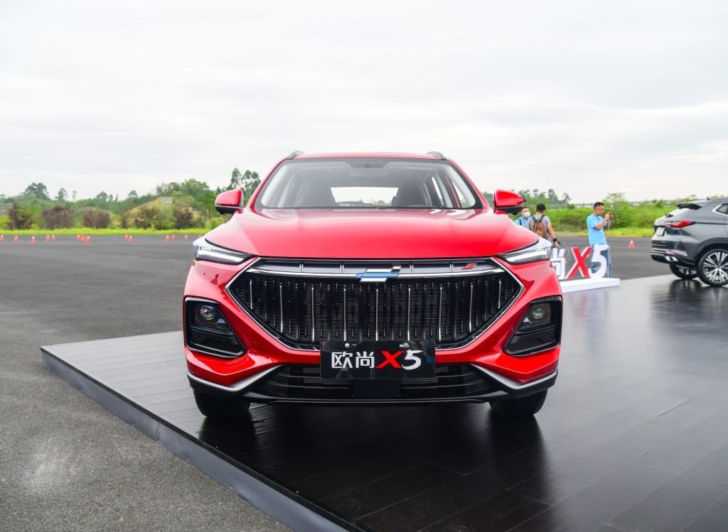 Đầu xe nổi bật với lưới tản nhiệt hình chữ C