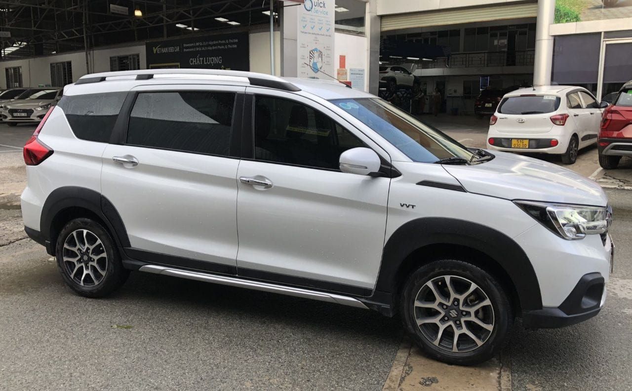 Suzuki XL7 GLX 2021 màu trắng xe 7 chỗ