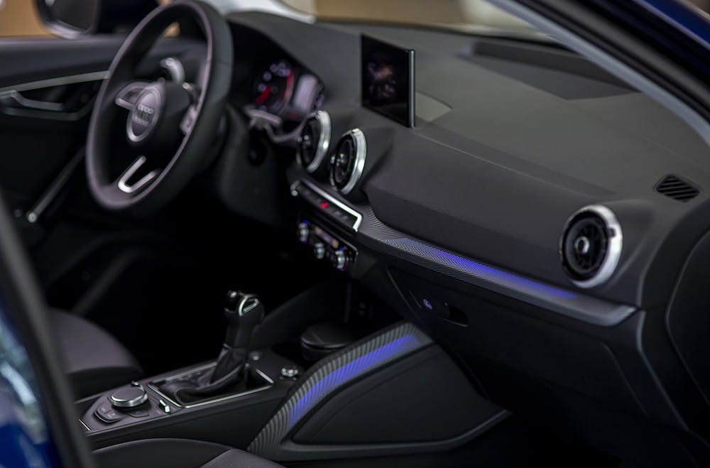 Thiết kế liền mạch cùng đèn LED nội thất là một trong những điểm nhấn của Audi Q2 2021.