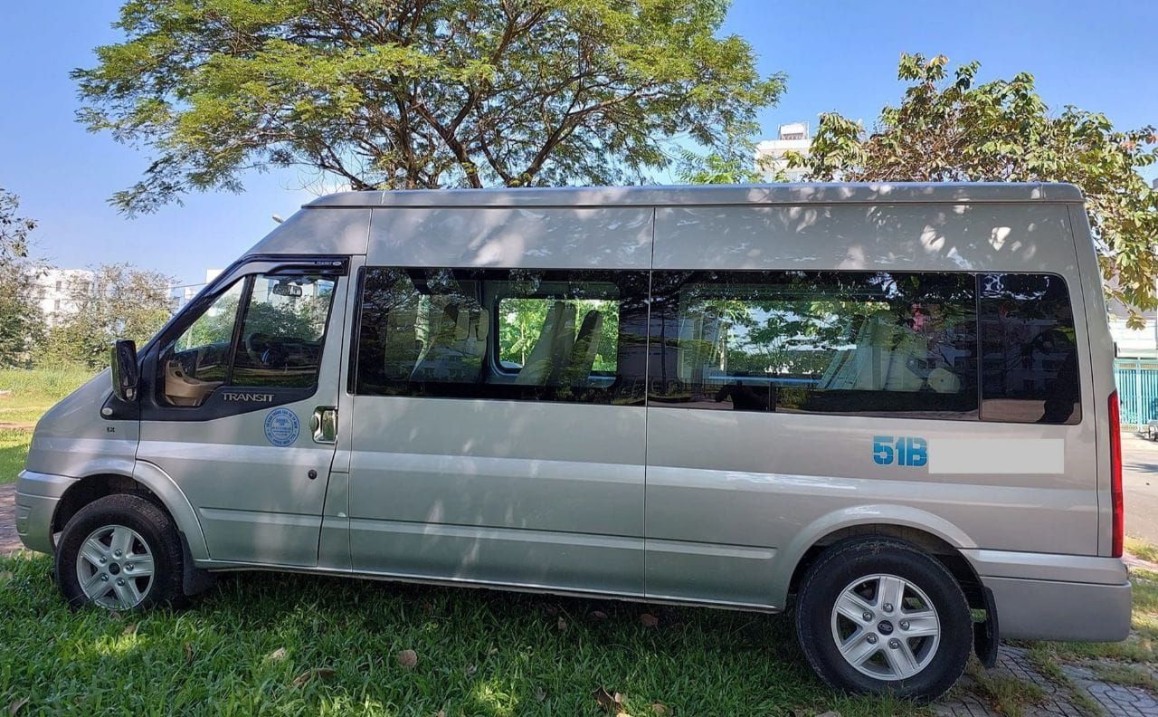 Cần bán Ford Transit 2017 số sàn máy dầu màu xám