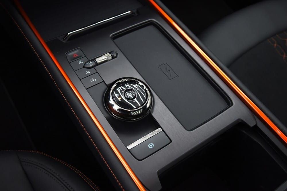 Cụm điều khiển trung tâm của Ford Evos Cụm điều khiển trung tâm của Ford Evos