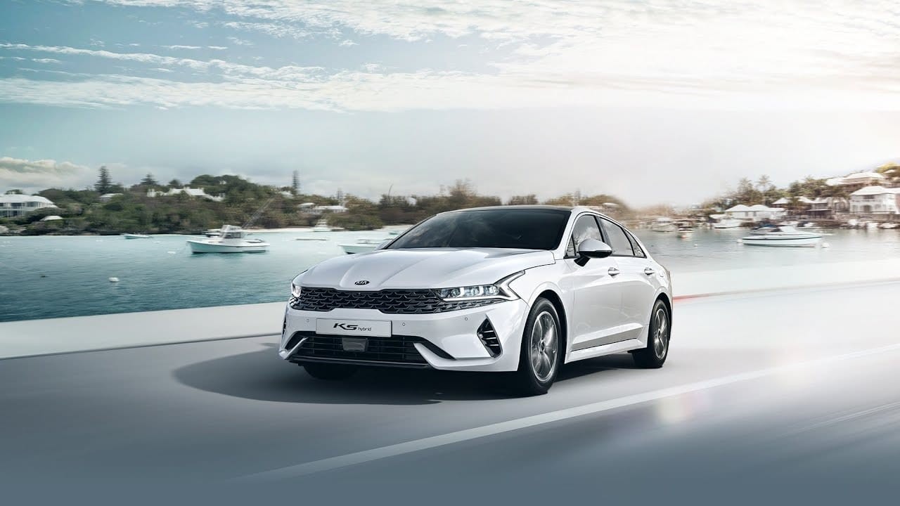 Kia K5 Hybrid 2022 có nóc phủ pin năng lượng mặt trời