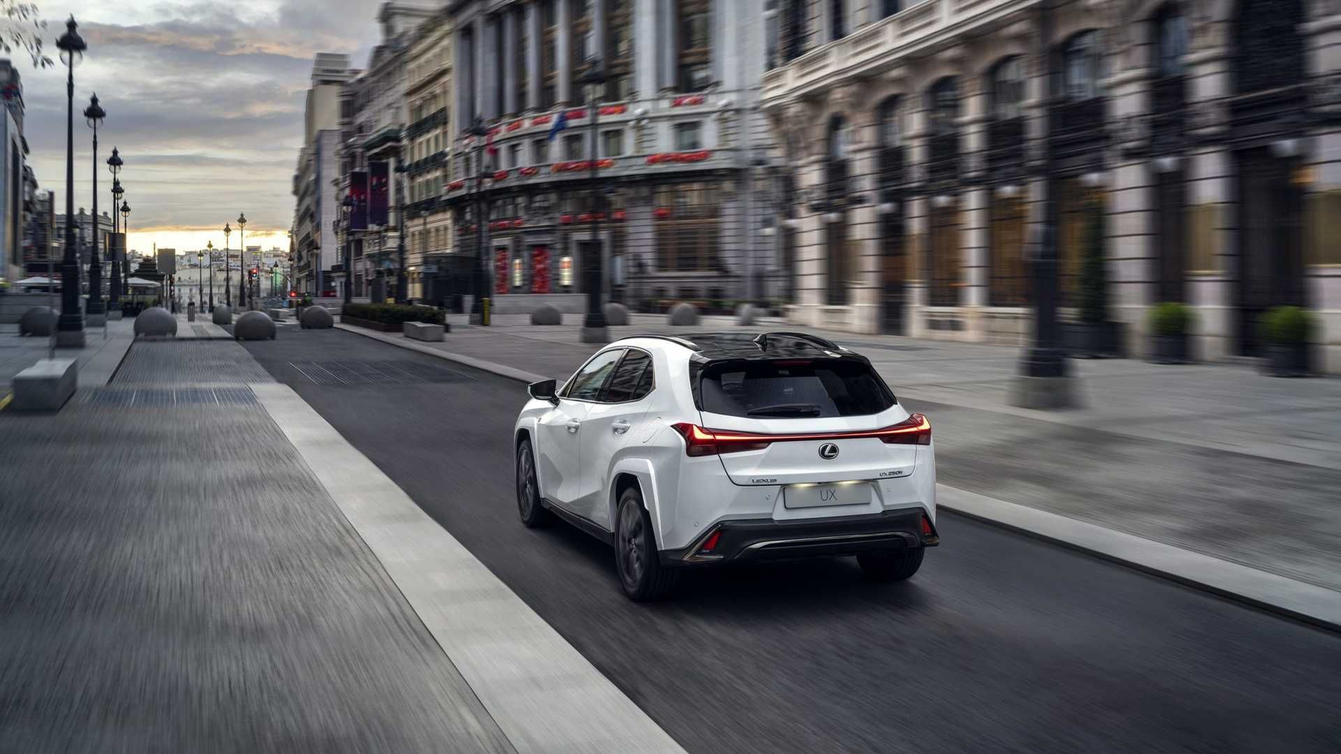 đuôi xe Lexus UX 2023