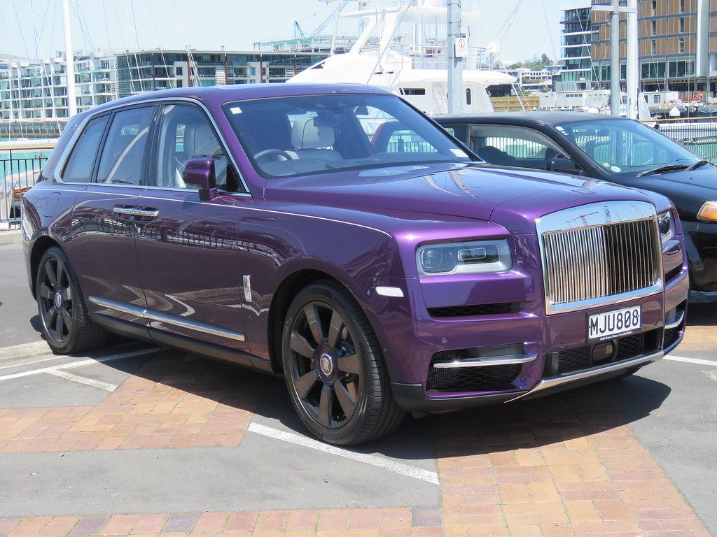 Rolls-Royce Cullinan màu tím lụa