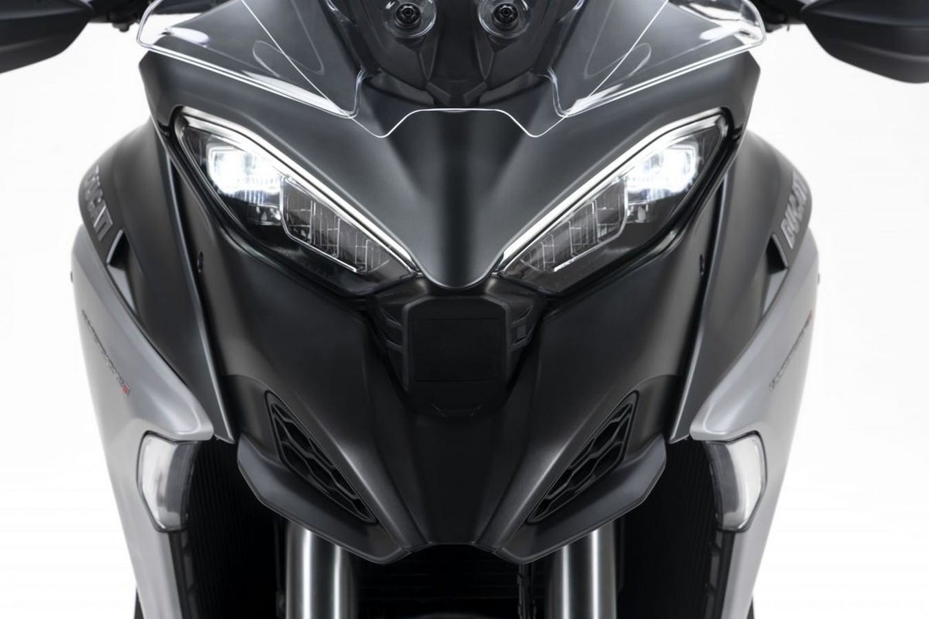 Ducati Multistrada V4 2021, chiếc mô tô đầu tiên trên thế giới được trang bị radar phía trước và phía sau.
