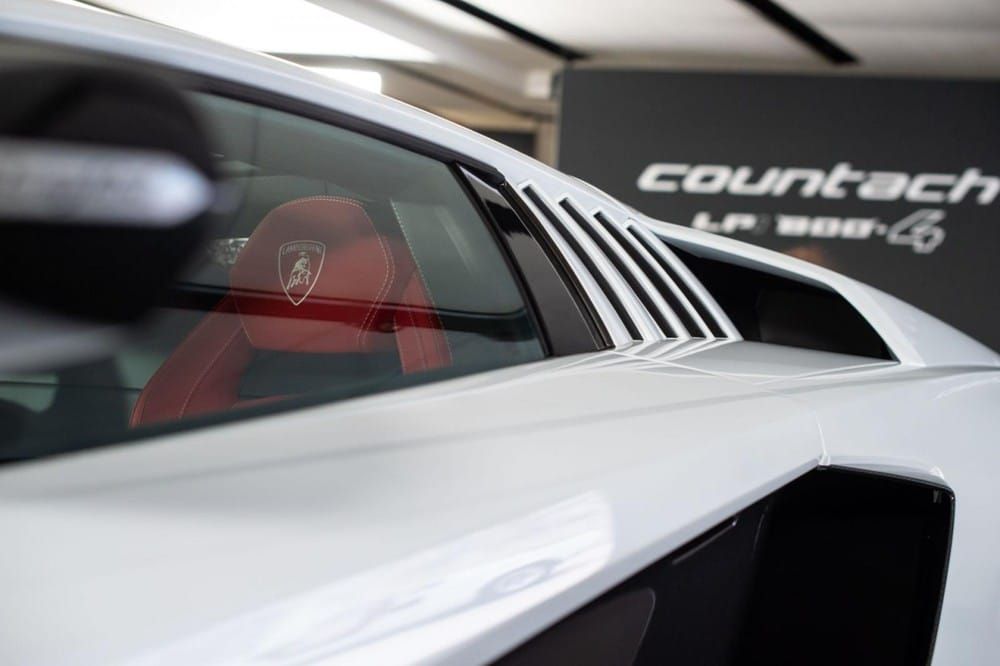 Khe gió sau kính cửa sổ của Lamborghini Countach LPI 800-4 2022 Khe gió sau kính cửa sổ...