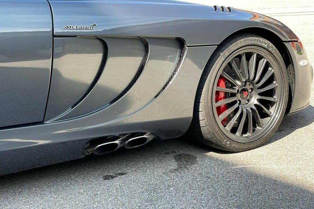 Xe có bộ mâm mới với logo của McLaren và hệ thống ống xả Titan Mercedes-Benz SLR McLaren Edition có bộ mâm mới với logo của McLaren và hệ thống ống xả Titan