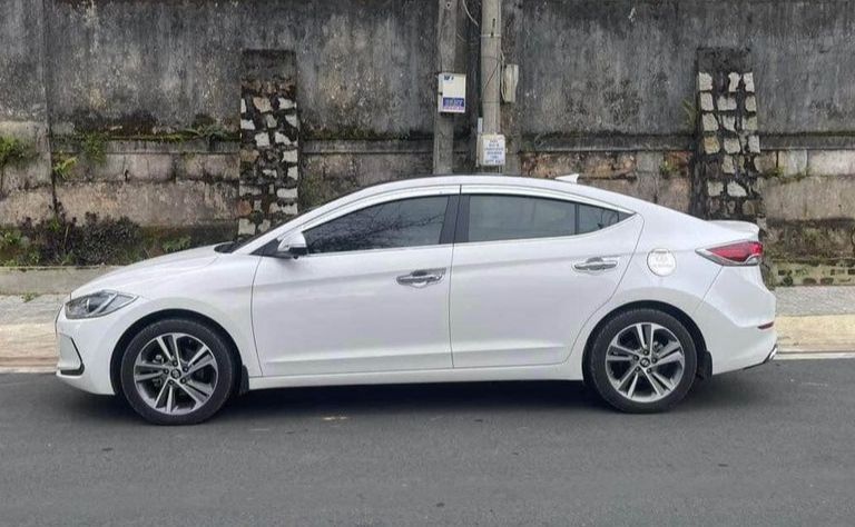 Cần bán Huyndai Elantra cũ 2017