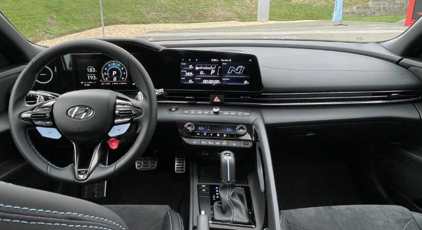 nội thất Hyundai Elantra 2023