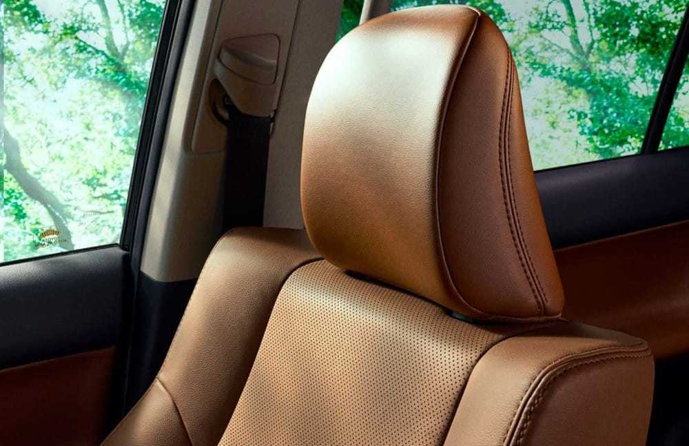 Nội thất của Toyota Land Cruiser Prado 70th Anniversary 2021 được bọc da màu nâu nhạt

