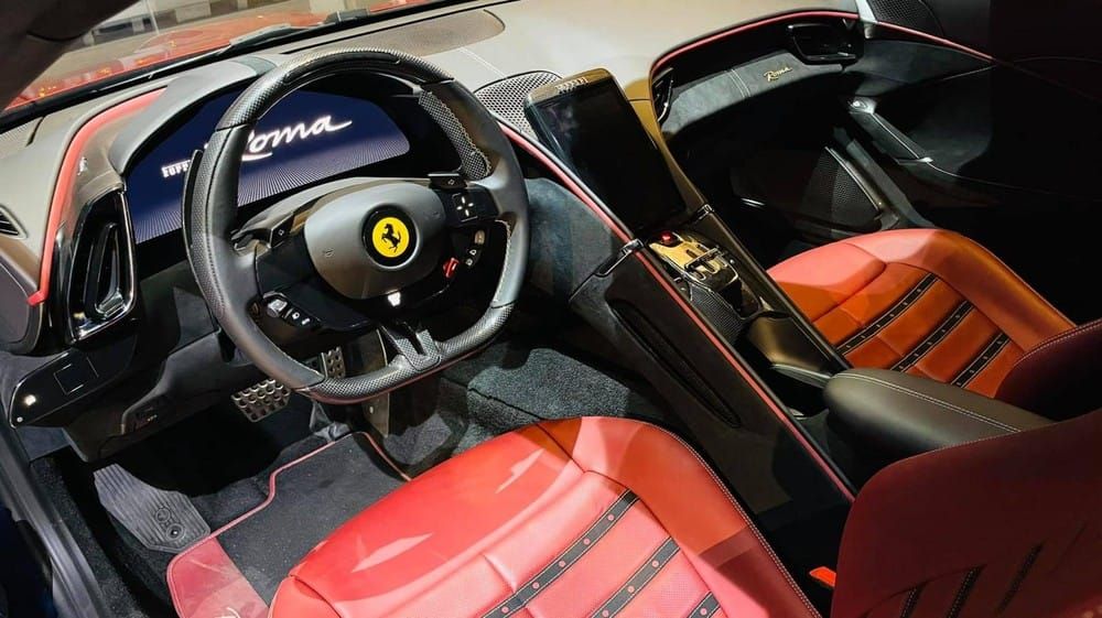 Nội thất với ghế ngồi bọc da màu đỏ Nội thất với ghế ngồi bọc da màu đỏ