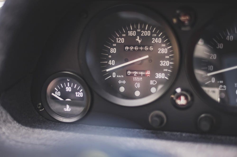 Chiếc Ferrari F40 này có số công-tơ-mét khá thấp Chiếc Ferrari F40 này có số công-tơ-mét khá thấp