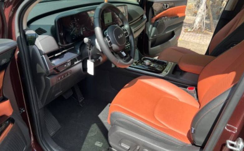 Kia Carnival bản Signature Đỏ Cam