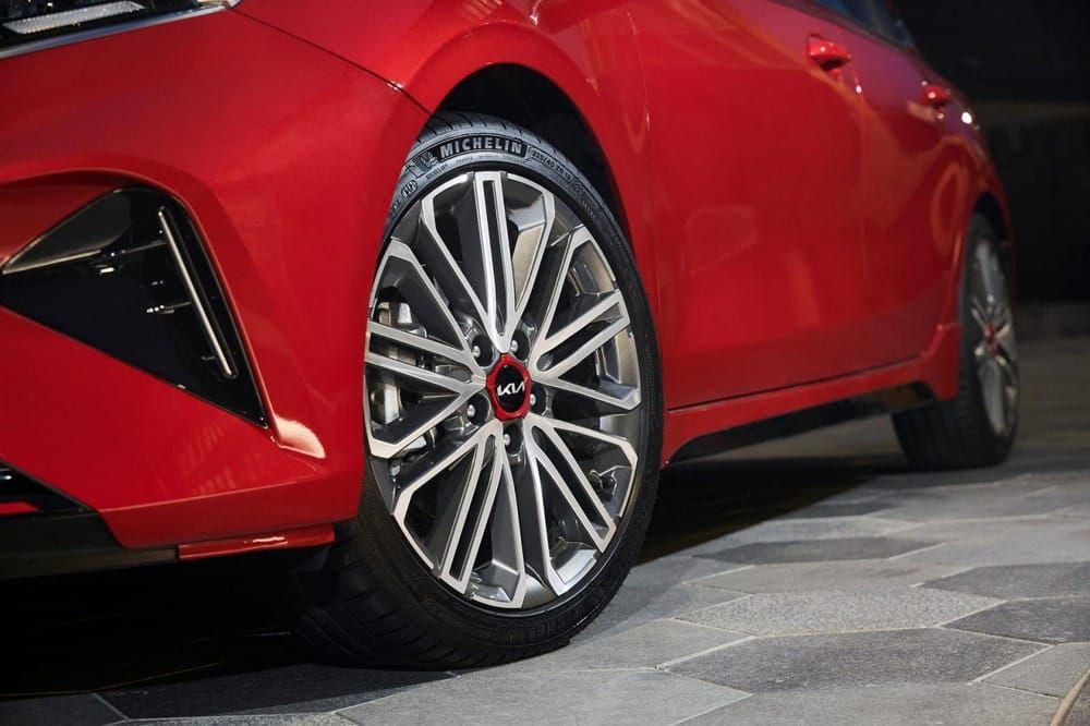 ... và vành hợp kim 18 inch