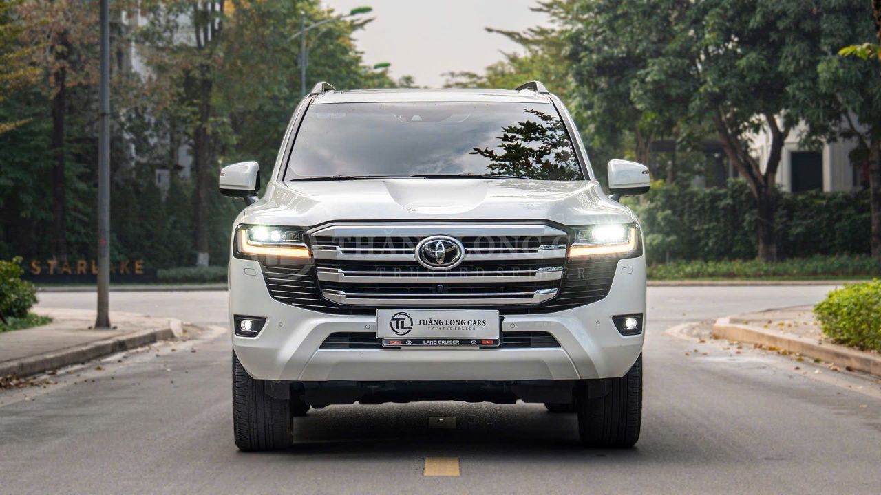 TOYOTA LAND CRUISER LC300 – TRẮNG/KEM ĐẲNG CẤP