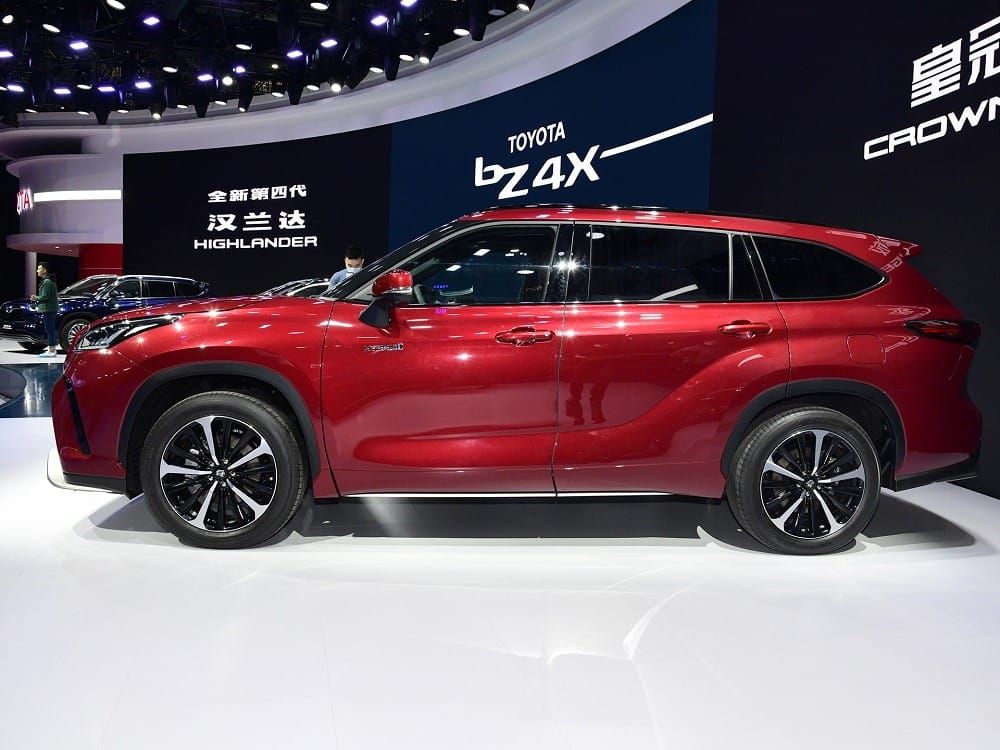 Toyota Crown Kluger thuộc phân khúc SUV cỡ trung