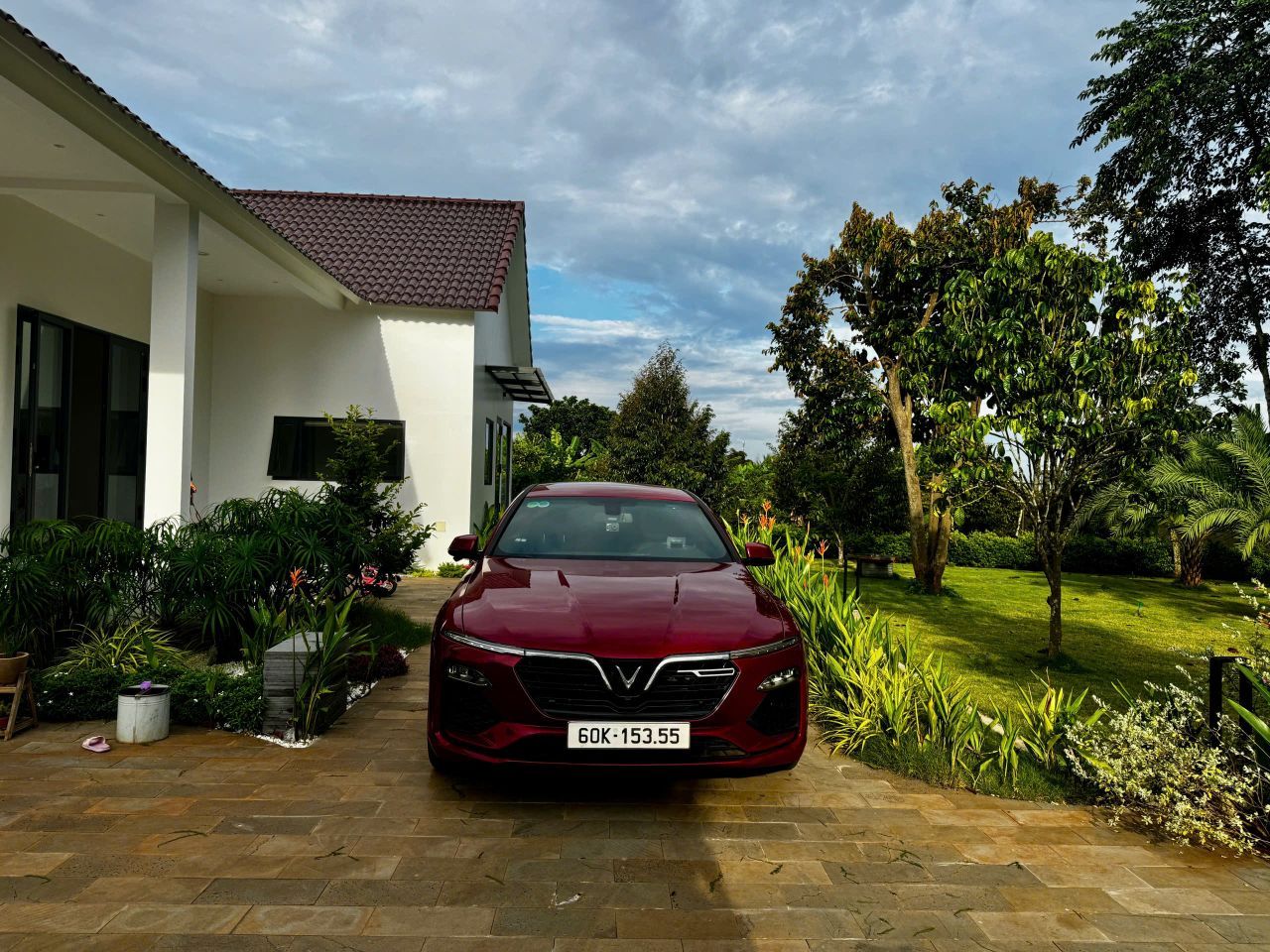 Chính chủ cần bán: Vinfast lux A base màu đỏ