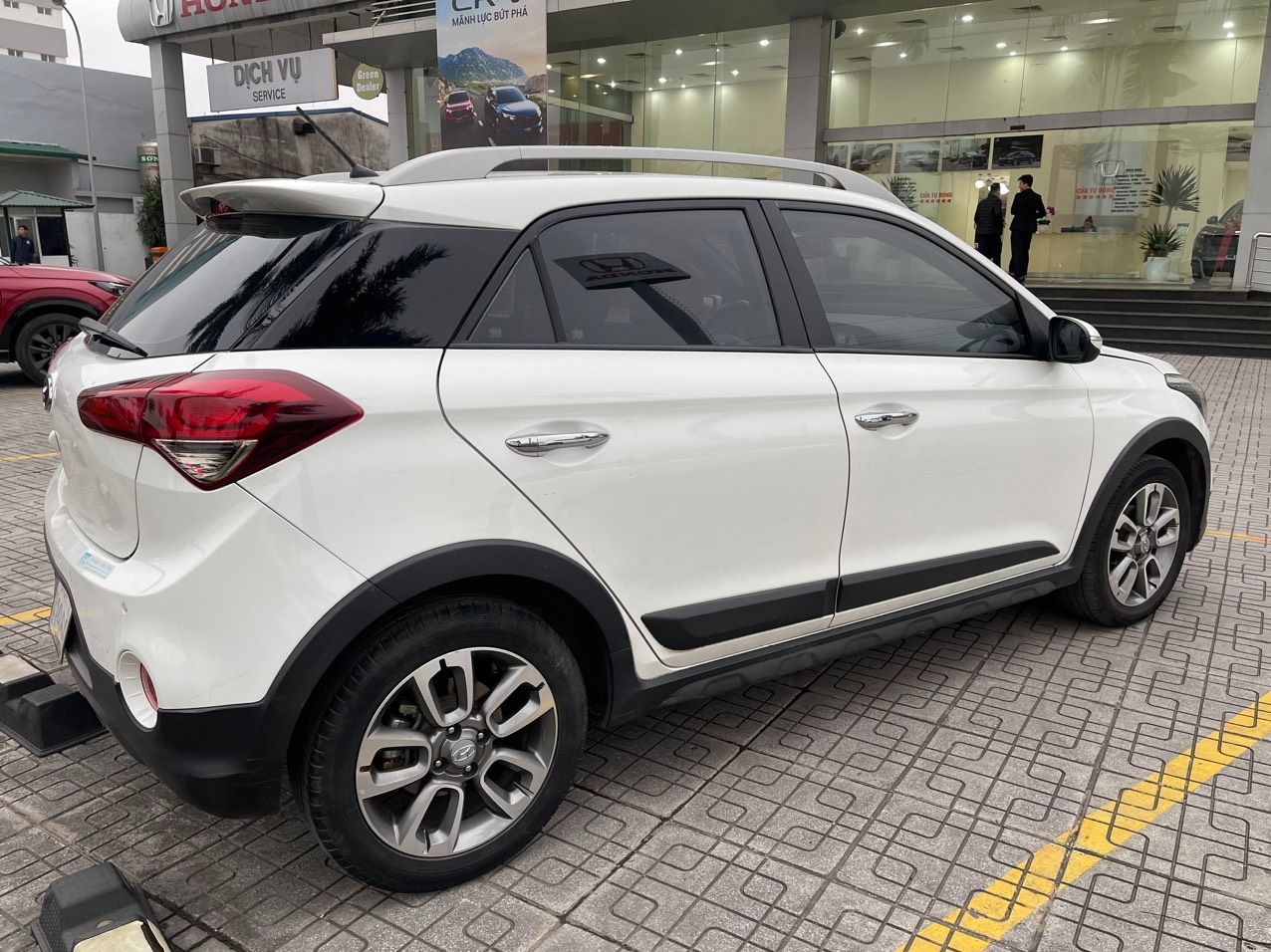 Chính chủ bán xe Hyundai i20 active 2017 trắng còn mới - Giá : 410 triệu.