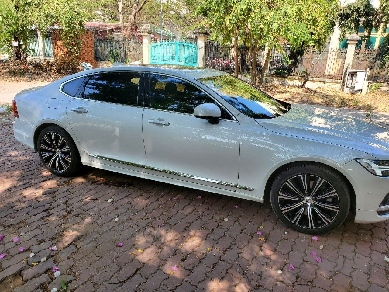 SẾP VỀ NƯỚC NÊN CẦN SANG NHƯỢNG GẤP xe VOLVO S90 còn mới tinh.