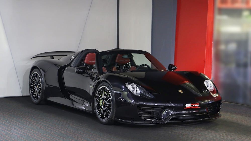 1 chiếc xe Porsche 918 Spyder mang tông màu đen