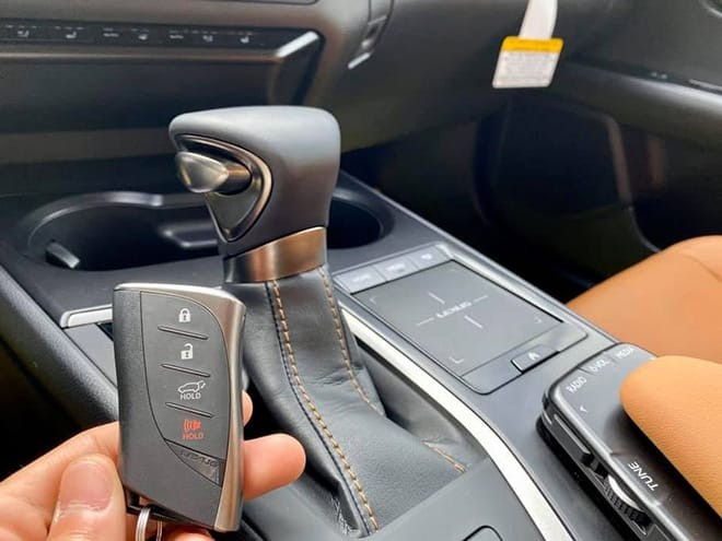 Cận cảnh Lexus UX 2020 vừa về Việt Nam, giá khoảng 2 tỷ đồng