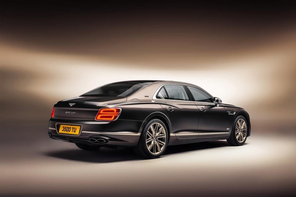 Bentley Flying Spur Hybrid Odyssean Edition 2022 dùng hệ truyền động hybrid mạnh hơn 95 mã lực so với Bentayga Hybrid