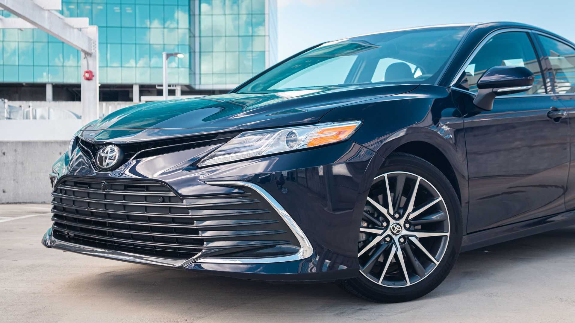 Giá xe Toyota Camry XLE 2021